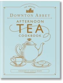 Официалната готварска книга за следобеден чай Downton Abbey е със светлосиня корица със златни илюстрации на чайник, чаша и бисквити. Идеална за феновете, които търсят елегантни рецепти за чай. Предговор от Гарет Нийм.