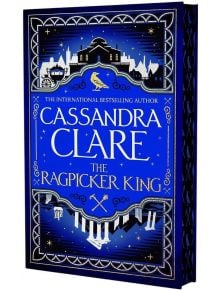 Корицата на книгата The Ragpicker King с впечатляващ синьо-златист градски пейзаж със звезди, богато украсени рамки и смели надписи - идеален избор за феновете, които търсят още една завладяваща приказка.