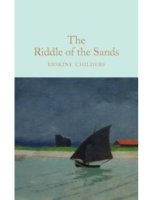 Корицата на книгата "Загадката на пясъците" (Macmillan Collector's Library) представя платноходка в спокойна вода, тъмни облаци, далечна земя и сграда с червен покрив - класически шпионски роман на Ърскин Чайлдърс.