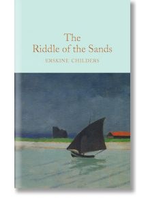 Корицата на книгата "Загадката на пясъците" (Macmillan Collector's Library) представя платноходка в спокойна вода, тъмни облаци, далечна земя и сграда с червен покрив - класически шпионски роман на Ърскин Чайлдърс.