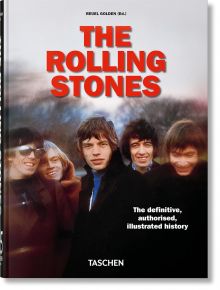 Корица на книгата със снимка на членовете на групата The Rolling Stones, усмихнати на открито, с удебеленото червено заглавие "The Rolling Stones, 45th Edition" и подзаглавие "The definitive, authorized rock band history illustrated book" в долната част.