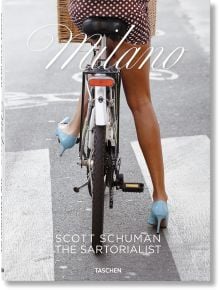 Жена с рокля на точки и сини токчета стои над бял велосипед на градска улица. Изображението улавя модата в Милано, като в долната част е изписано "Milano" и "Scott Schuman: The Sartorialist Milano", публикувано от Taschen.