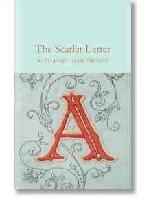 Корица на книгата "Алената буква" (Macmillan Collector's Library) с голямо богато украсено червено А със свитъци върху плат. Златно заглавие и автор се появяват горе на бледосин фон.