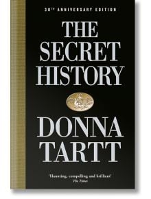 Корицата на книгата "Тайната история", 30-та годишнина, е с дебел сребърен текст на черен фон със златен медальон, отразяващ обстановката в колежа в Нова Англия и мистериозния професор по класическа литература.