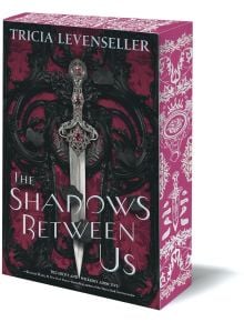 The Shadows Between Us (Paperback) е YA фентъзи от Триша Левенселър с богато украсен кинжал с червени скъпоценни камъни на корицата и забележителни червени и бели декоративни шарки по гръбнака и отстрани.