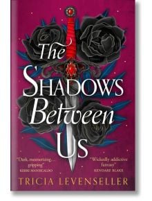 Корицата на книгата The Shadows Between Us, YA фентъзи от Триша Левенселър, включва кинжал с бижута, черни рози и тъмносини листа на тъмно пурпурен фон с дръзко бяло заглавие - идеална за почитателите на мрачното романтично фентъзи.