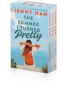 The Summer I Turned Pretty Box Set е колекция от три романа на Джени Хан с корици, на които е изобразено момиче с дълга коса и раница с лице към океана.