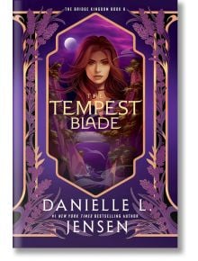 Корицата на книгата The Tempest Blade (The Bridge Kingdom, Book 6) от Даниел Л. Йенсен - фентъзи романс, чието действие се развива в Итикана, показваща дългокоса жена на фона на лилави скали, река и луна с декоративни флорални акценти.