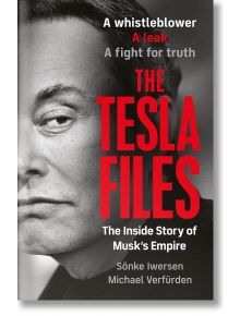 Корицата на книгата "Досиетата на Tesla" е със сив план на мъжко лице в близък план с удебелен червен и бял текст, който подсказва за вътрешни разкрития за империята на Мъск.