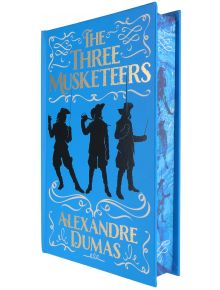 Тримата мускетари: Подаръчно издание в синьо с твърди корици със златни букви, силуети на мускетари с мечове на корицата и подходящи сини мотиви по краищата на книгата.