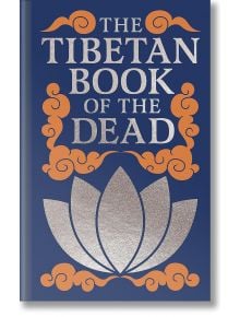 Синята корица на "Тибетска книга на мъртвите (Arcturus Ornate Classics)" е с голям сребърен текст, оранжеви вихри и сребърен лотосов цвят, представящ този класически будистки текст като основен наръчник за задгробния живот.