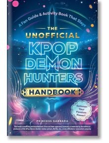Корицата на книгата "Неофициален наръчник за ловци на демони KPop" е с неонови светлини, светещ текст и магически фон. Перфектна за всяка колекция от книги за занимания с K-pop! В мехурче с реч се казва: "Призови силата на фендъма си!.