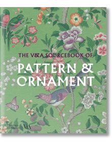 Корица на книгата The V&A Sourcebook of Pattern and Ornament (Справочник на V&A за моделите и орнаментите) със сложни флорални и птичи мотиви на зелен фон, бял и розов текст. Акцентирано е върху исторически и съвременни дизайни. Издадена от Thames & Hudso