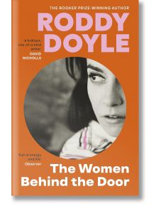 Корица на книгата "Жените зад вратата" с черно-бяла снимка на женско лице в близък план на оранжев фон, с рецензии от Дейвид Никълс и Observer.