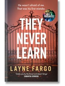 Корицата на книгата "Те никога не се учат", мрачен феминистки роман за отмъщение в студентски град от Лейн Фарго, с удебелен бял текст върху богато украсена желязна порта по залез слънце. Включва стикер: От авторката на ЛЮБОПИТНИТЕ и цитат от Саманта Даун