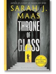 Корицата на книгата "Стъкленият трон" (Throne of Glass, Book 1) включва силует в светеща врата в каменна арка, удебелен текст на заглавието и жълта емблема на световния бестселър №1 за тази топ фентъзи поредица.