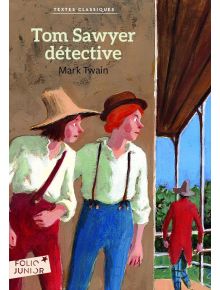 Илюстрирана корица на книгата „Том Сойър – детективът“ (Folio Junior Textes classiques) от Марк Твен. Хък и Том Сойър, две момчета с тиранти и шапки, наблюдават мъж, облечен в червено, който стои на веранда, а на заден план се разкрива селски пейзаж от Ми