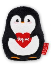 Топлилка за ръце Legami SOS - Пингвин е плюшен пингвин за ръце с бяло коремче и лице, който държи червено сърце с надпис "Прегърни ме" - идеален за уют в хладните дни, с етикет LEGAMI отстрани.