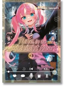 Кавърът на "Tune in to the Midnight Heart, Vol. 2" в анимиран стил представя розовокосо момиче, което пее на сцената с микрофон, изпълнен с енергия, докато други две момичета стоят на заден план като VTubers.