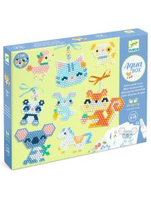 Творчески комплект Djeco - Направи талисмани с водни мъниста е подходящ за деца 6-10 г. Съдържа 2300 мъниста и позволява изработка на цветни животински талисмани - коте, лисица и мече.