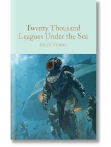 Класическото подаръчно издание на "Двадесет хиляди лиги под водата" на Macmillan Collector's Library има корица с водолази в ретро костюми близо до подводница, издържана в сини и водни тонове, които създават потапящо подводно настроение.