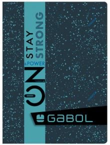 Осем цветни корици на ученическа тетрадка Gabol A5 с 80 листа на широки редове, идеални за момчета - с футболни графики, пиксел арт, клавиатури и мотивиращи надписи като LET'S PLAY и STAY STRONG.