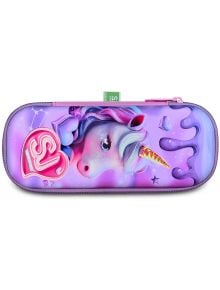 Ученическият несесер Seven 3D Pixie unicorn с разделения е цветен училищен аксесоар за момичета с релефен еднорог с розова грива и златен рог на лилав фон, украсен със звезди, спирали и розово сърце.