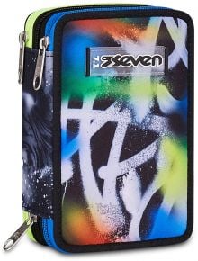 Ученически несесер Seven Buzznote с три отделения, правоъгълен с цип, черна рамка и цветен графити дизайн със Seven лого отпред; сребристи ципове и странични акценти в лайм зелено и синьо.