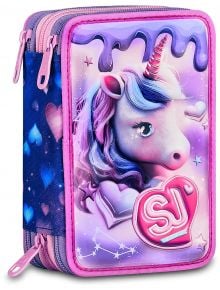 The Seven Pixie Unicorn 3D ученически несесер има пъстър дизайн с еднорог с розова и лилава грива, 3D ефект, мотиви със сърца и звезди, инициали SJ отпред и разполага с три отделения.