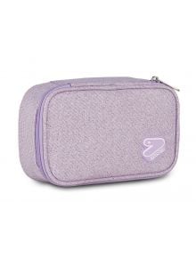 Light purple Seven Shiny Tech Shiffon ученически несесер с разделения и цип, изработен от релефна материя. Идеален за съхранение на ученически принадлежности, с малък пач с "S" и звезда в долния десен ъгъл.