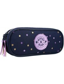 Несесер Vadobag Milky Kiss в тъмносиньо със златни и розови точки, с кръгла лилава лепенка в центъра с текст Milky Kiss и мотиви на сърца. Перфектен ученически несесер от книжарница Orange, с розови и лилави панделки за ципове.
