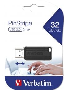 Опаковка за USB флаш памет Verbatim Pinstripe Black, 32 GB с изображение на черната флашка и човек, който пише на лаптоп в кафявия фон.