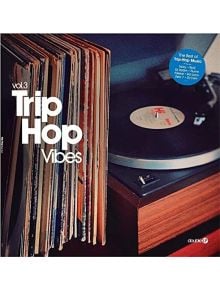 Близък план на Various Artists - Trip Hop Vibes Vol. 3 (2 VINYL), въртящ се на грамофон до подредени плочи, с обложка, рекламираща чилаут трип-хоп компилация от различни изпълнители.