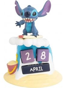 Вечен календар Grupo Erik - Stitch Surfer включва фигурка на Stitch върху пясъчен замък с вечен календар, показващ 28 април. Сини, лилави и черни блокове показват датата, а от лявата страна има малка червена кофа.