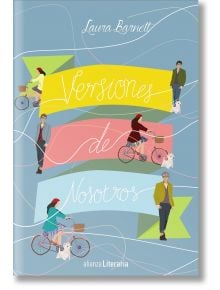 Корицата на романтичния роман "Versiones de nosotros" с илюстрирани двойки на велосипеди с малко бяло куче на син фон с цветни знамена и линии, които подсказват алтернативни истории.