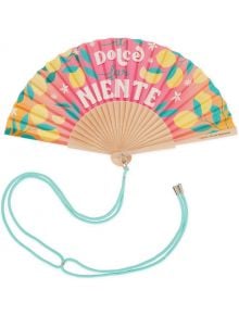 Ветрило Legami Que Calor! - Dolce Far Niente: Ил Долче Фар Ниенте" в розово, дървени ребра и тюркоазена връзка със сребрист накрайник-идеален летен аксесоар.