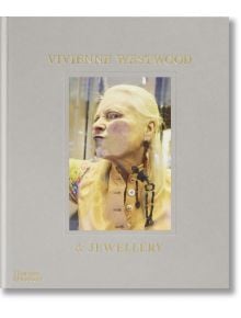 Корицата на книгата Vivienne Westwood and Jewellery показва закачлива снимка на Вивиен Уестууд, подчертаваща характерните й пънк бижута на светлосив фон.