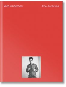 Червена корица на книга със заглавие "Уес Андерсън: Архивите" с бял текст и черно-бяла снимка на мъж, който си оправя яката на ризата, в чест на американските режисьори и филмовите разкази.