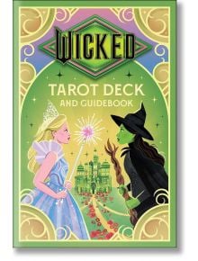 Корицата на Wicked Tarot Deck and Guidebook изобразява Глинда в розова рокля с пръчка и Елфаба в черно с остра шапка, застанали пред зелен замък на жълт и зелен фон - идеален за феновете на илюстрираните карти таро.
