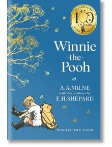 Корицата на "Мечо Пух" (Classics 100th Anniversary) е с дете и мече под дърво, златен юбилеен печат и син фон с бели и жълти акценти. Илюстрирана от Е.Х. Шепард, написана от А.А. Милн.
