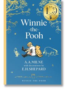 Корицата на "Мечо Пух" (Classics 100th Anniversary Hardcover); показва дете и мече с Прасчо, Ийор и Заек под дърво. Включва златен печат за 100-годишнината в горния десен ъгъл.