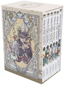 The Witch Hat Atelier Manga Box Set, Vol. 1 включва шест тома от любимата фентъзи поредица, детайлно художествено оформление на кутията и гръбчетата, както и илюстрирани картички с образи на героите - идеално за колекционерите на анимета.