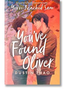 Илюстрованата корица на You've Found Oliver (Paperback Edition) показва двама млади мъже, нежно застанали един срещу друг под есенно дърво, с топли розови и оранжеви нюанси, пресъздаващи YA романтиката на Дъстин Тао.