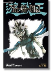 Корица на Yu-Gi-Oh! (издание 2 в 1), том 13, със стилизиран Юги Мото с бодлива коса, тъмно облекло, пелерина и пъзел на хилядолетието, на черен фон със син и златен текст на заглавието отгоре.