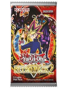 Запечатан Карти за игра Yu-Gi-Oh! Retro Pack 2 Booster пакет с Yugi Muto, който държи Yu-Gi-Oh карти, две чудовища до него, смела червена и златна опаковка, и логото на Konami в горната част.