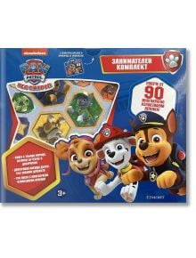 Корица на кутията на Занимателен комплект: Пес патрул на български език, на който са изобразени Чейс, Маршал и Скай. Съдържа над 90 цветни лепенки за многократна употреба и увлекателни образователни дейности за деца на възраст над 3 години.