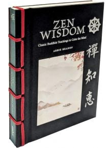 Книгата с твърди корици "Дзен мъдрост: Класически будистки учения за успокояване на ума" е подвързана в азиатски стил и има вдъхновена от дзен корица с лодка в мъгливо езеро на фона на планински и дървесен пейзаж.