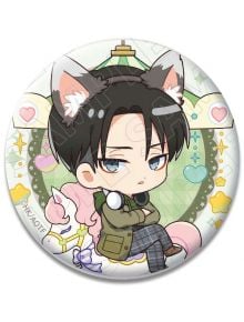Чиби Леви Неко с черна коса и котешки уши седи с кръстосани ръце върху пастелно розов въртележен кон, заобиколен от сърца, звезди и зелено-златен фон - идеален аксесоар за "Значка Attack on Titan - Levi Neko" или аниме.