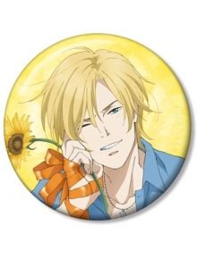 Герой в анимиран стил с разхвърляна руса коса намига и се усмихва, държи слънчоглед с оранжева панделка, облечен е в синя риза, огърлица и Значка Banana Fish - Ash Lynx Birthday Ver.-всичко това на жълт фон.