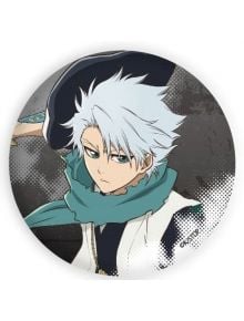 Аниме герой с бодлива бяла коса, тийн очи и тийн шал, който държи меч. Значка Bleach Thousand-Year Blood War Battle Version 15, асортимент е официален аниме аксесоар-идеален за колекционери и фенове.